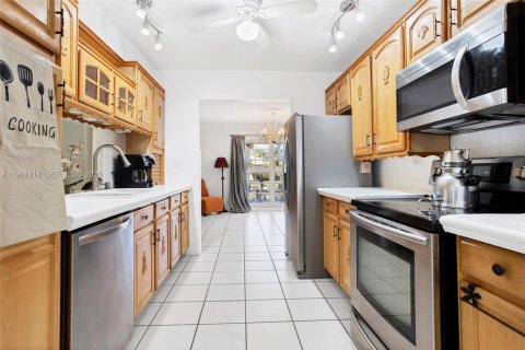 House in Weston, Florida 4 bedrooms, 170.48 sq.m. № 2022121 - photo 17