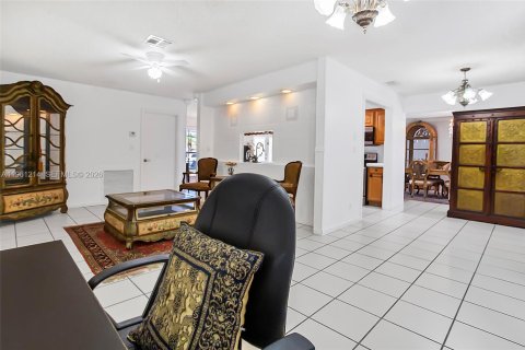 House in Weston, Florida 4 bedrooms, 170.48 sq.m. № 2022121 - photo 15