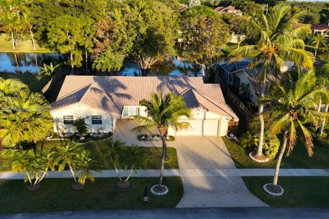 House in Weston, Florida 4 bedrooms, 170.48 sq.m. № 2022121