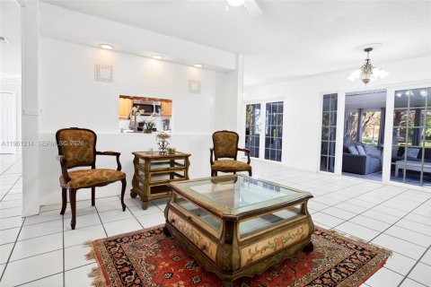 House in Weston, Florida 4 bedrooms, 170.48 sq.m. № 2022121 - photo 14