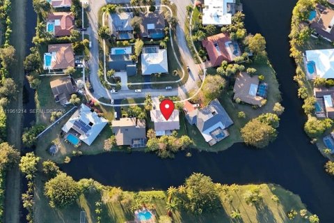 House in Weston, Florida 4 bedrooms, 170.48 sq.m. № 2022121 - photo 2