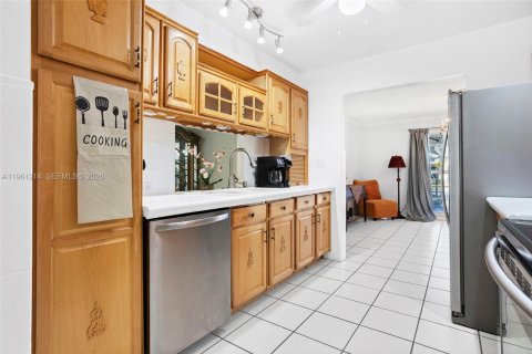 House in Weston, Florida 4 bedrooms, 170.48 sq.m. № 2022121 - photo 18