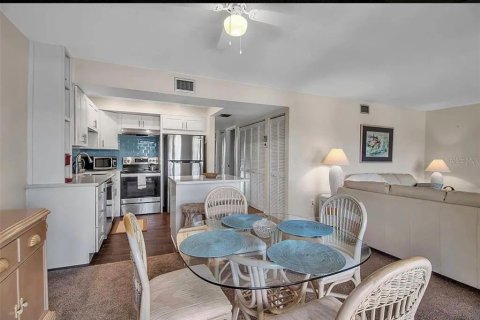 Condo in Sarasota, Florida, 2 bedrooms  № 2212119 - photo 8