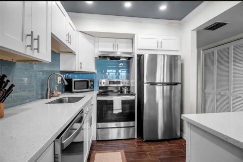 Condo in Sarasota, Florida, 2 bedrooms  № 2212119 - photo 4