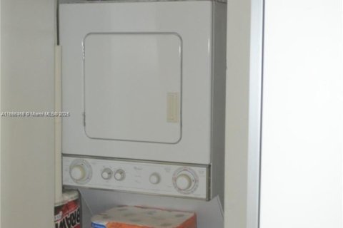 Купить кондоминиум в Майами, Флорида 2 спальни, 79.62м2, № 1949883 - фото 11