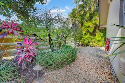 House in Hollywood, Florida 4 bedrooms, 243.03 sq.m. № 1142226 - photo 1