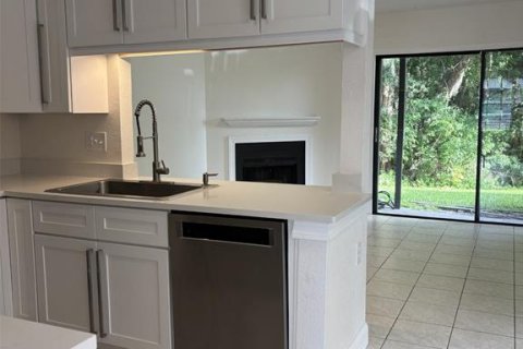 Touwnhouse à louer à Tampa, Floride: 2 chambres, 104.05 m2 № 2418910 - photo 7