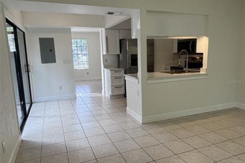 Touwnhouse à louer à Tampa, Floride: 2 chambres, 104.05 m2 № 2418910 - photo 6