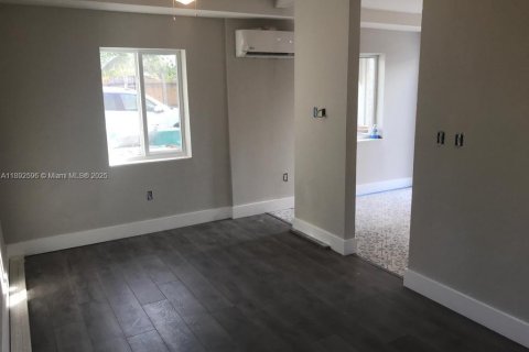 Villa ou maison à louer à Miami, Floride: 1 chambre, 60.39 m2 № 2019198 - photo 4