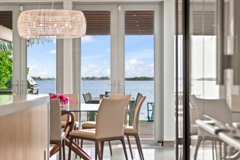 House in Miami Shores, Florida 5 bedrooms, 392.51 sq.m. № 1979559 - photo 23