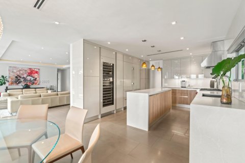 House in Miami Shores, Florida 5 bedrooms, 392.51 sq.m. № 1979559 - photo 22