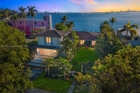 House in Miami Shores, Florida 5 bedrooms, 392.51 sq.m. № 1979559 - photo 2