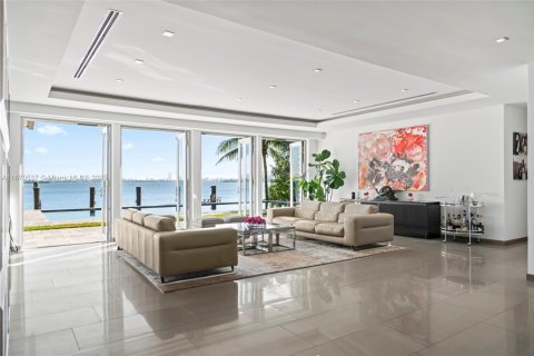 House in Miami Shores, Florida 5 bedrooms, 392.51 sq.m. № 1979559 - photo 16