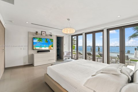 House in Miami Shores, Florida 5 bedrooms, 392.51 sq.m. № 1979559 - photo 28