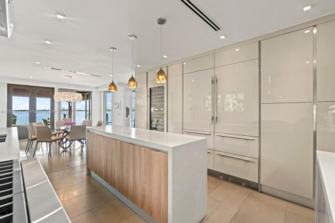 House in Miami Shores, Florida 5 bedrooms, 392.51 sq.m. № 1979559 - photo 21