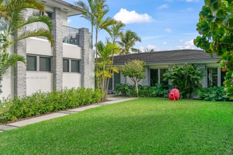 House in Miami Shores, Florida 5 bedrooms, 392.51 sq.m. № 1979559 - photo 13