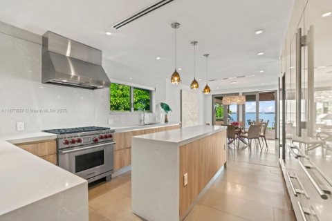 House in Miami Shores, Florida 5 bedrooms, 392.51 sq.m. № 1979559 - photo 20