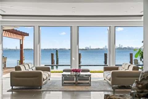 House in Miami Shores, Florida 5 bedrooms, 392.51 sq.m. № 1979559 - photo 17