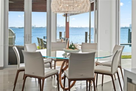 House in Miami Shores, Florida 5 bedrooms, 392.51 sq.m. № 1979559 - photo 25