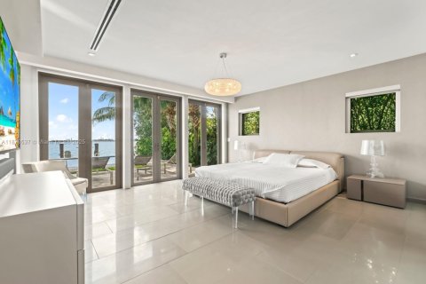 House in Miami Shores, Florida 5 bedrooms, 392.51 sq.m. № 1979559 - photo 27