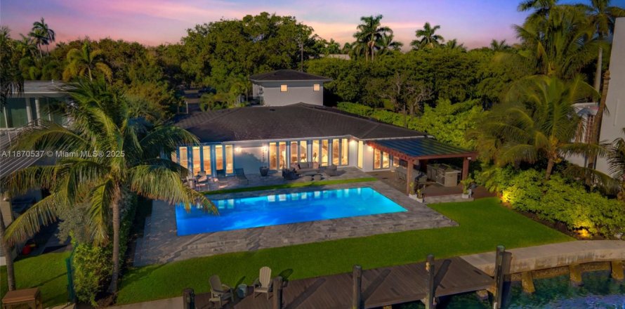 House in Miami Shores, Florida 5 bedrooms, 392.51 sq.m. № 1979559