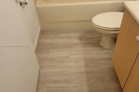 Condo in Pembroke Pines, Florida, 3 bedrooms  № 2063243 - photo 18