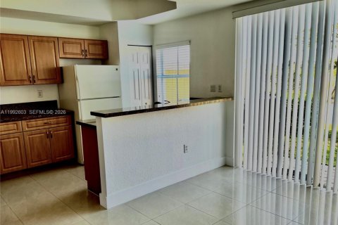 Condo in Pembroke Pines, Florida, 3 bedrooms  № 2063243 - photo 11