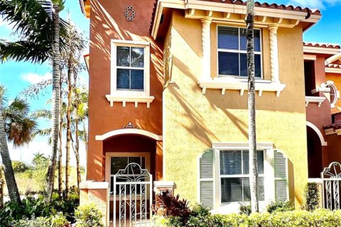 Condo in Pembroke Pines, Florida, 3 bedrooms  № 2063243 - photo 2