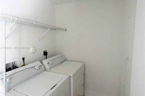 Condo in Pembroke Pines, Florida, 3 bedrooms  № 2063243 - photo 23