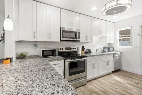 Villa ou maison à vendre à Deltona, Floride: 4 chambres, 140 m2 № 2203006 - photo 19