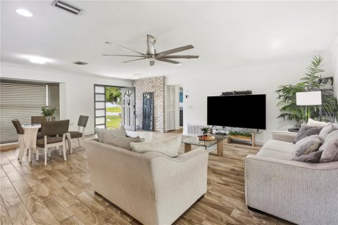Villa ou maison à vendre à Deltona, Floride: 4 chambres, 140 m2 № 2203006 - photo 13