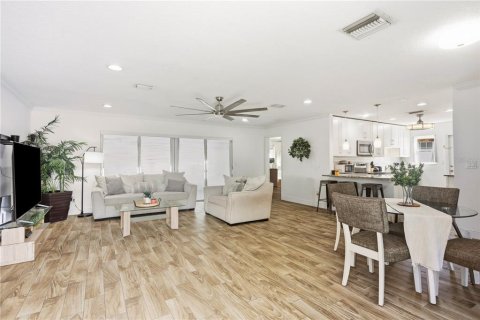 Villa ou maison à vendre à Deltona, Floride: 4 chambres, 140 m2 № 2203006 - photo 16