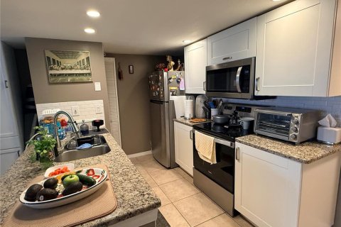 Condo in Kissimmee, Florida, 3 bedrooms № 2225186 - photo 13