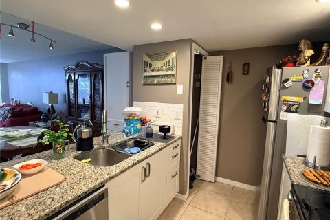 Condo in Kissimmee, Florida, 3 bedrooms № 2225186 - photo 15