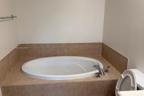 Снять в аренду кондоминиум в Санрайз, Флорида 2 спальни, 107.67м2, № 1988240 - фото 20