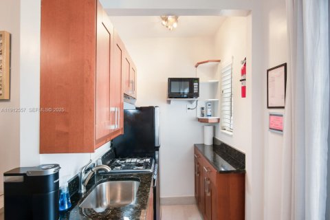 Condo in Miami Beach, Florida, 1 bedroom  № 1976860 - photo 4