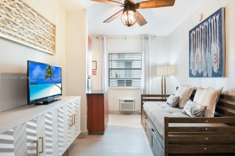 Condo in Miami Beach, Florida, 1 bedroom  № 1976860 - photo 9