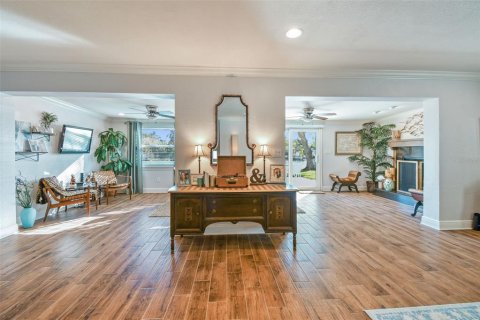 House in Saint Petersburg, Florida 3 bedrooms, 180.32 sq.m. № 1835485 - photo 27