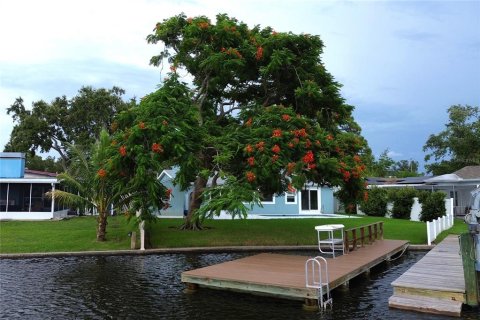 House in Saint Petersburg, Florida 3 bedrooms, 180.32 sq.m. № 1835485 - photo 3