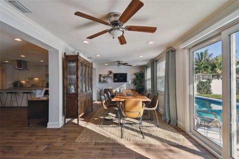 House in Saint Petersburg, Florida 3 bedrooms, 180.32 sq.m. № 1835485 - photo 11