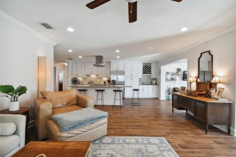 House in Saint Petersburg, Florida 3 bedrooms, 180.32 sq.m. № 1835485 - photo 13