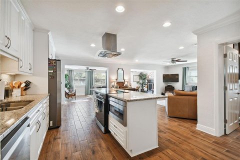 House in Saint Petersburg, Florida 3 bedrooms, 180.32 sq.m. № 1835485 - photo 5