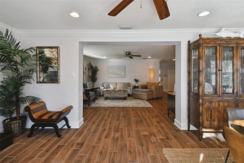 House in Saint Petersburg, Florida 3 bedrooms, 180.32 sq.m. № 1835485 - photo 12