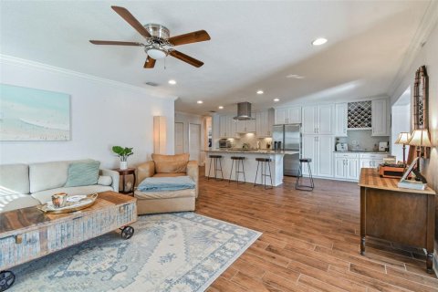 House in Saint Petersburg, Florida 3 bedrooms, 180.32 sq.m. № 1835485 - photo 8