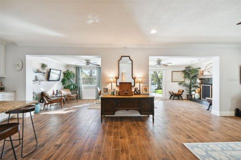 House in Saint Petersburg, Florida 3 bedrooms, 180.32 sq.m. № 1835485 - photo 7