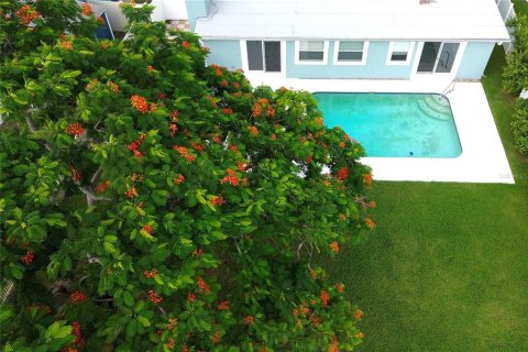 House in Saint Petersburg, Florida 3 bedrooms, 180.32 sq.m. № 1835485 - photo 2