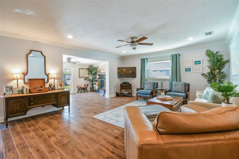House in Saint Petersburg, Florida 3 bedrooms, 180.32 sq.m. № 1835485 - photo 6