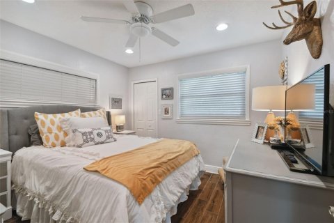 House in Saint Petersburg, Florida 3 bedrooms, 180.32 sq.m. № 1835485 - photo 22