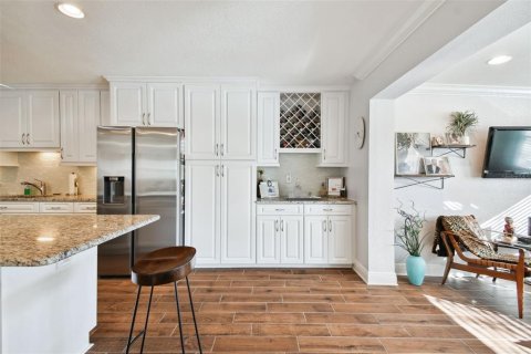 House in Saint Petersburg, Florida 3 bedrooms, 180.32 sq.m. № 1835485 - photo 9