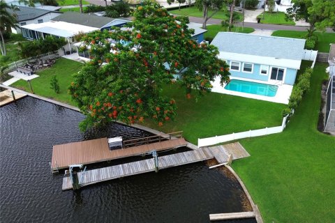 House in Saint Petersburg, Florida 3 bedrooms, 180.32 sq.m. № 1835485 - photo 4
